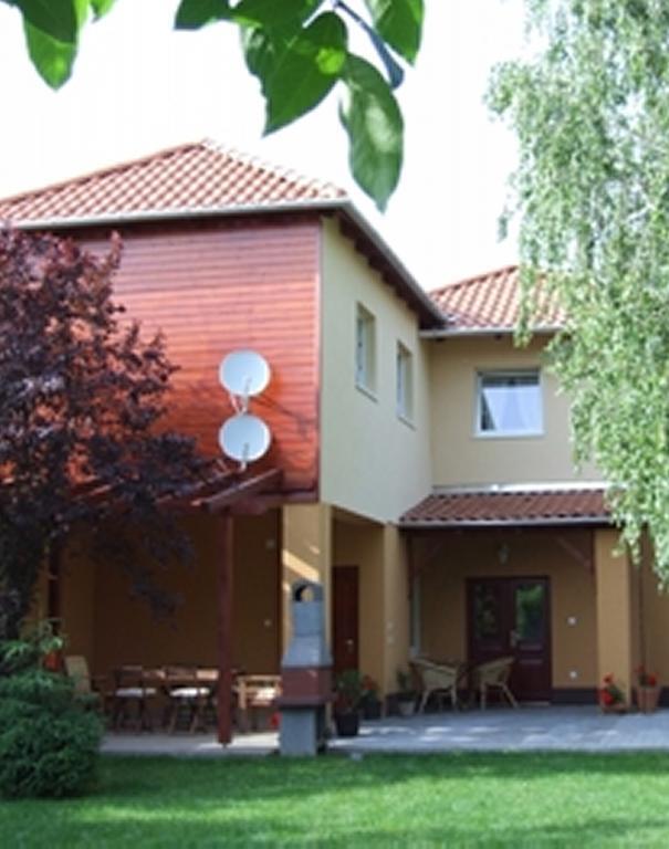 Ilona Apartmanhaz Komarom Exterior photo