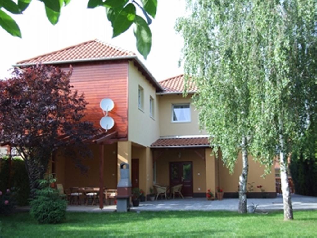 Ilona Apartmanhaz Komarom Exterior photo